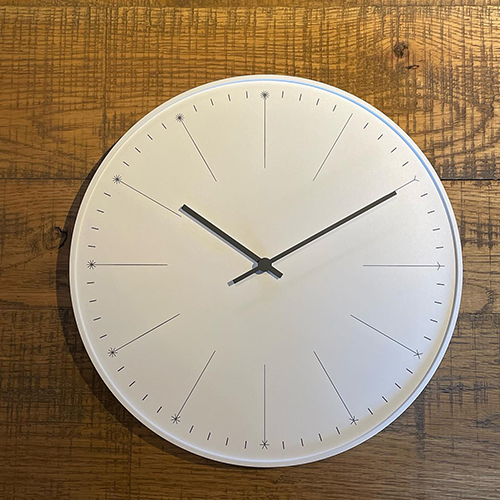 数字のかわりにタンポポの綿毛の本数で時刻を伝える掛け時計です。