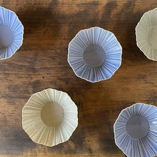 スタジオMより春らしい小鉢が入ってきました。フランス語で風車(ふうしゃ)を意味するムーラン。