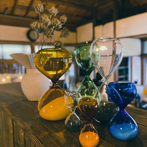 雨の日は何度も砂時計をひっくり返しながら過ごすのもいいかも。砂時計、入りました。