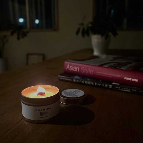 「Holy Night with Candle」ウッド芯がより暖かみを増してくれる〖CHANIDA〗のトラベルティンキャンドルは、お気に入りの香りを旅行などにも持っていけるようにフタ付きの缶入りです。