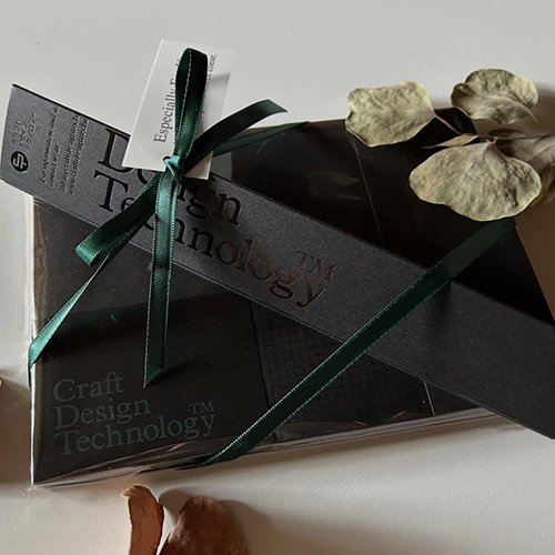 「Craft Design Technology」Craft Design Technology(CDT)は、メイドインジャパンの技術と美しさを現代の空間に馴染むステーショナリーとして発信するプロダクトブランド。