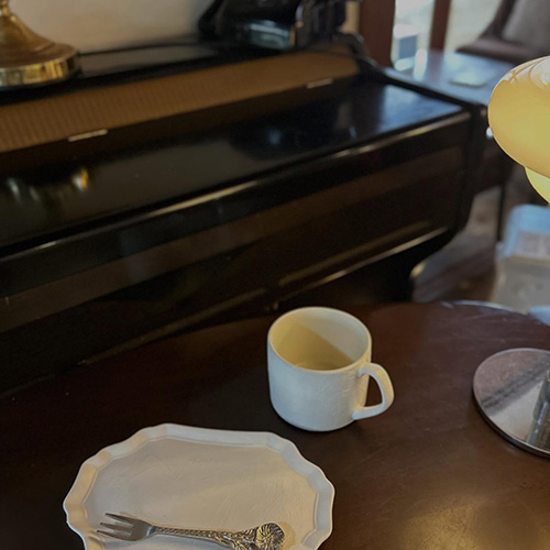 漆喰のような質感をあしらったシリーズの器が届いてまいりました。