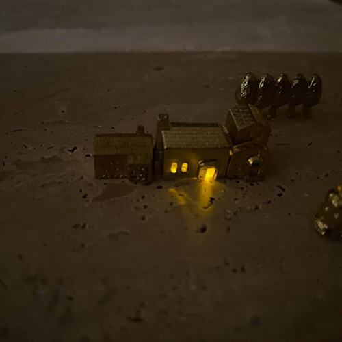 「どこか遠くにある街」見立ててあそぶ真鍮オブジェの「どこか遠くにある街」。この度新しく［暖炉の家］が仲間入りしました。