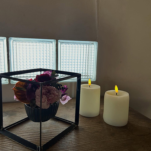 「ODD CUBIC BOX」 キューブ型のアイアンの中で、鉢やキャンドルが浮いたように見えるディスプレイボックス。しっかりしたアイアンながらも軽やかな雰囲気を出せるのは、枠のみのデザインであるがゆえ。