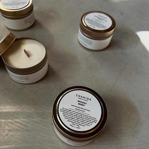 「Travel Tin Candle」忙しい日常の中でも自分を解き放てる時間を大切にしたい。そんな思いを叶えてくれる、CHANIDAのキャンドル。ウッドの芯が微かにたてる音に耳をすますうちに、心も自然と穏やかに。